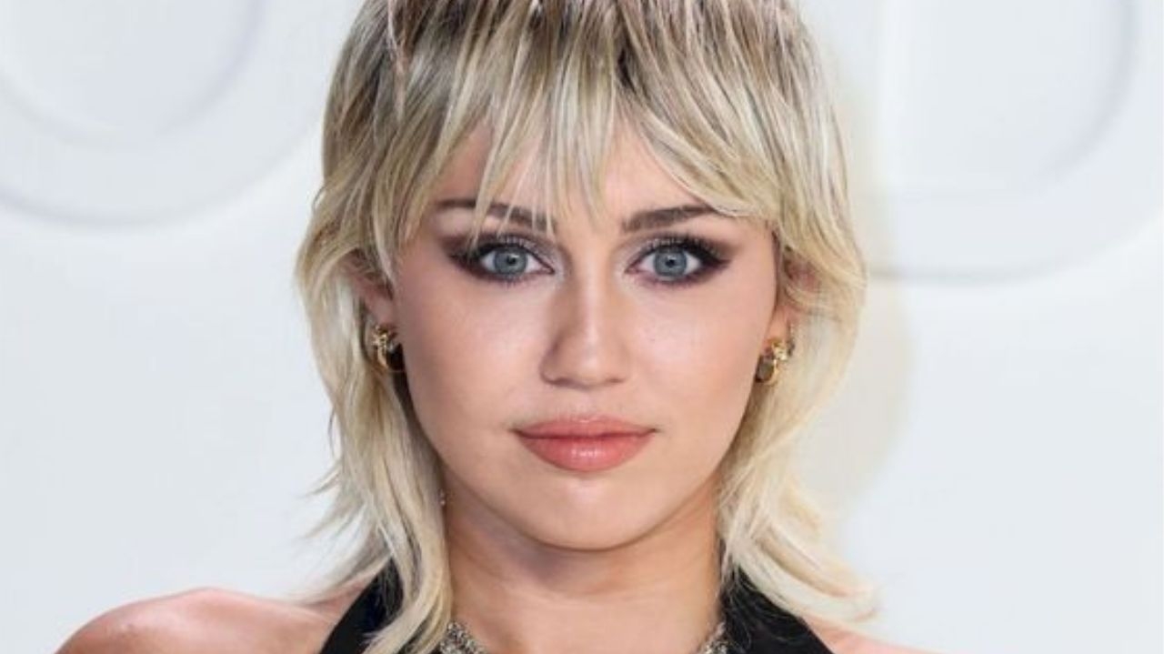 Miley Cyrus obtém medida de proteção contra perseguidor incansável Lorena Bueri