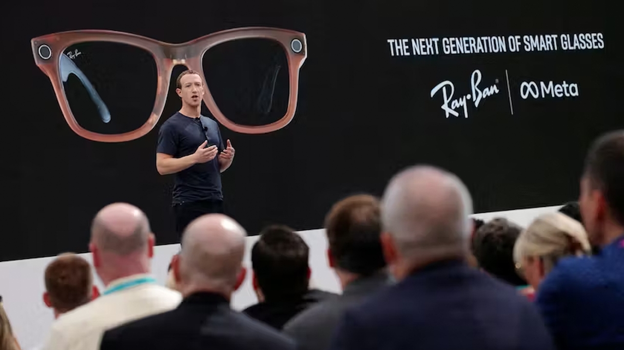 Ray-Ban lança óculos inteligente em parceria com o Facebook