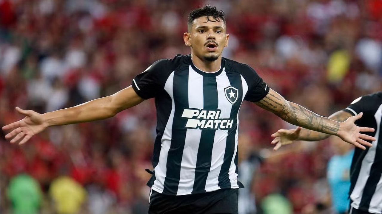 Tiquinho Soares segue em alta com a torcida do Botafogo  Lorena Bueri