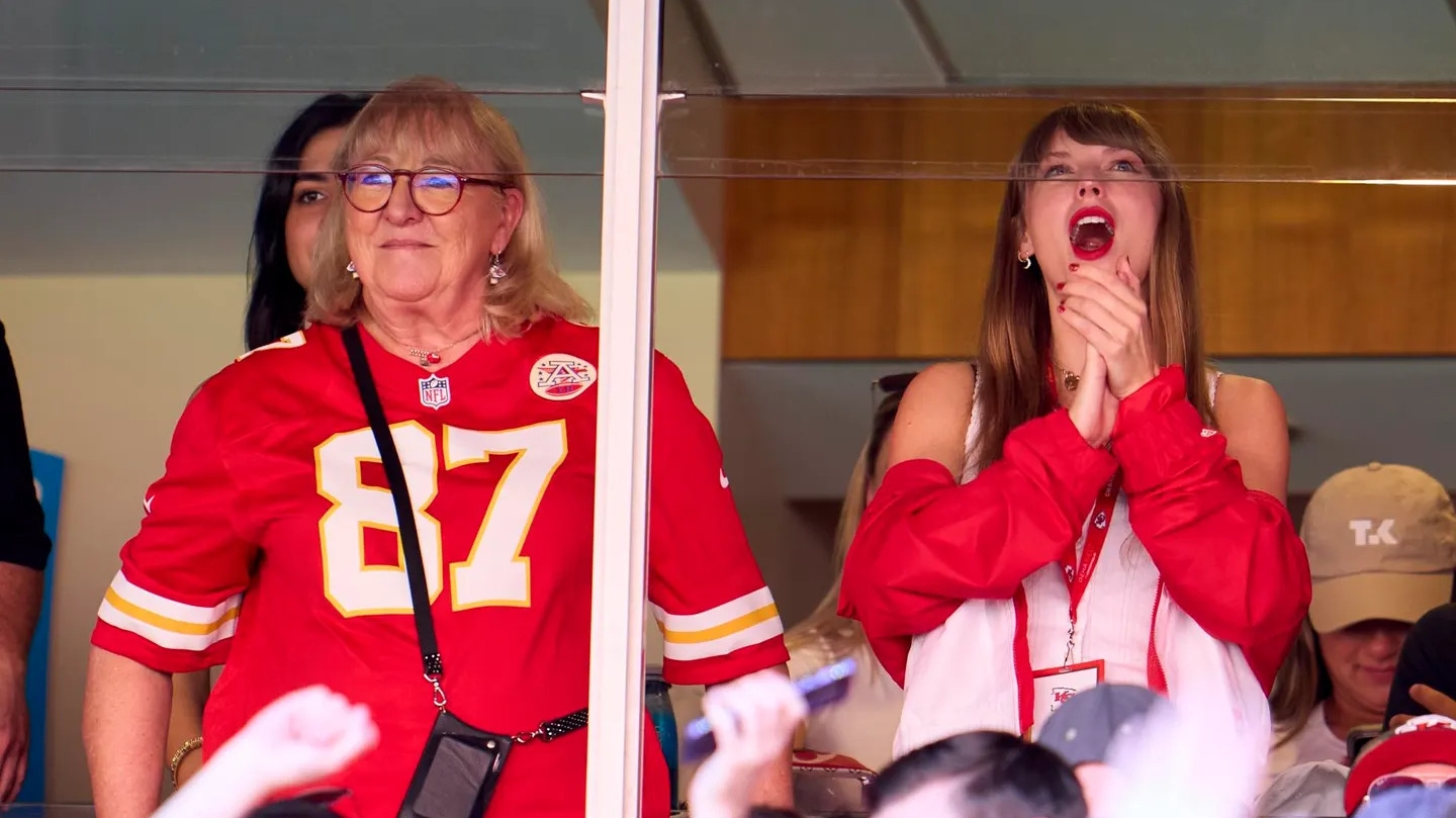 Mãe de Travis Kelce acha Taylor Swift 'adorável' e dá selo de aprovação a cantora Lorena Bueri