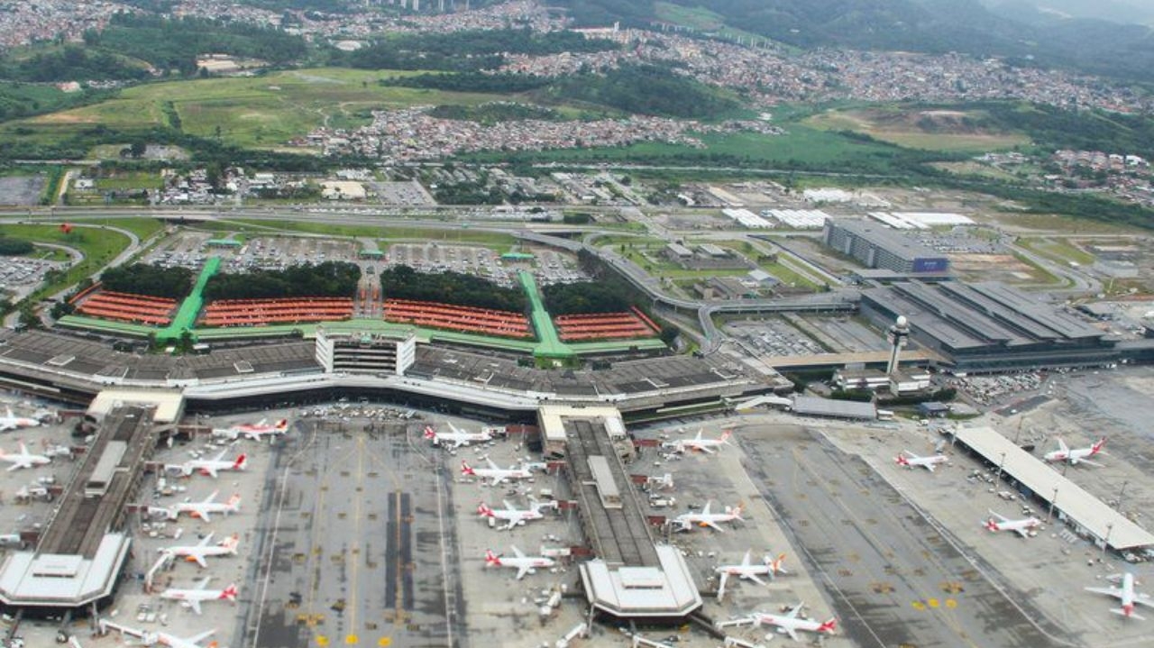 Terceirizados do aeroporto de Guarulhos entram em greve devido a proibição do uso de celulares  Lorena Bueri