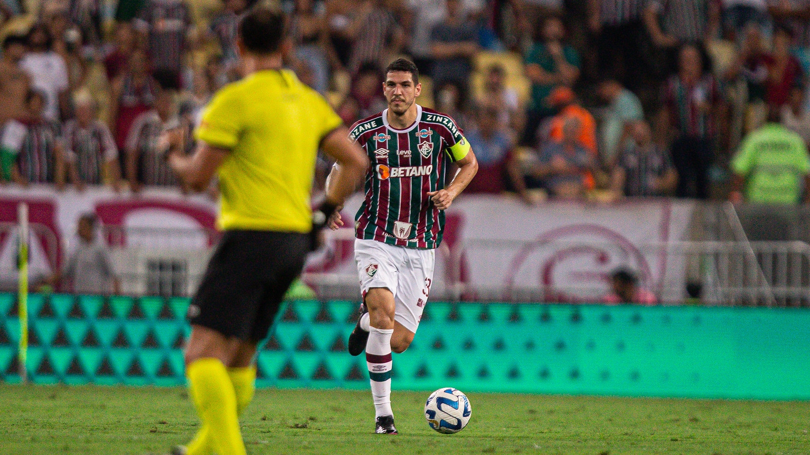 André recebe amarelo e desfalca o Fluminense para o jogo de volta contra o  Corinthians