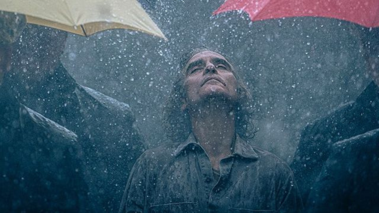 “Coringa 2”: Joaquin Phoenix é destaque em imagem inédita na chuva Lorena Bueri