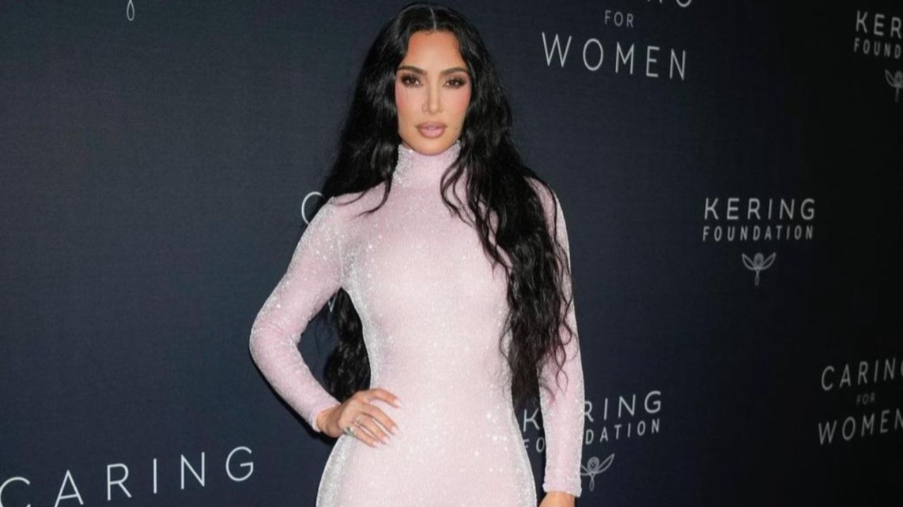 Kim Kardashian conta sobre condição inflamatória que sofre na pele Lorena Bueri