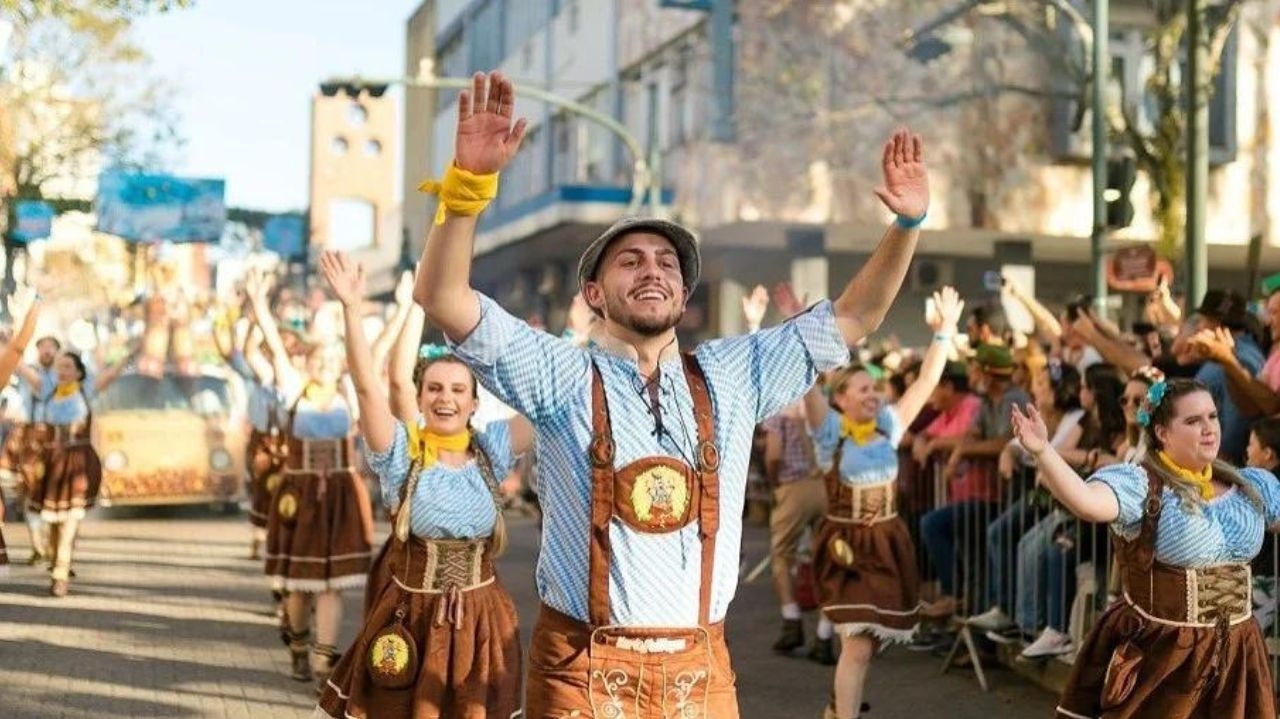 Estrutura da Oktoberfest Blumenau é desmontada devido a risco de enchente Lorena Bueri