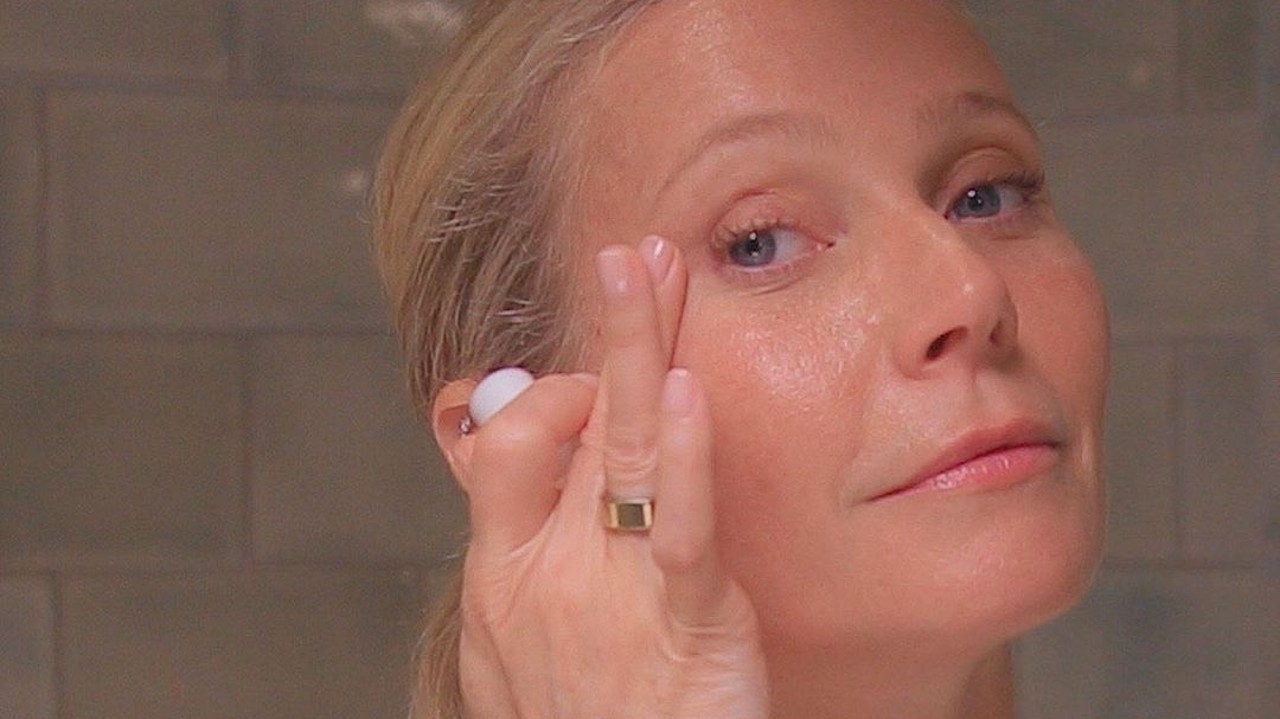 Gwyneth Paltrow testa linha de cosméticos de Brad Pitt e diz o que achou Lorena Bueri