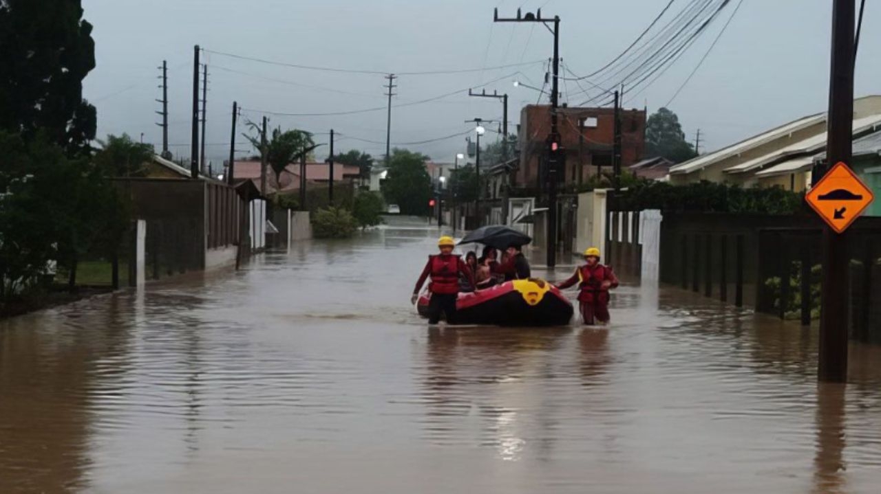 Pessoa morre afogada com volta de chuvas em Santa Catarina Lorena Bueri