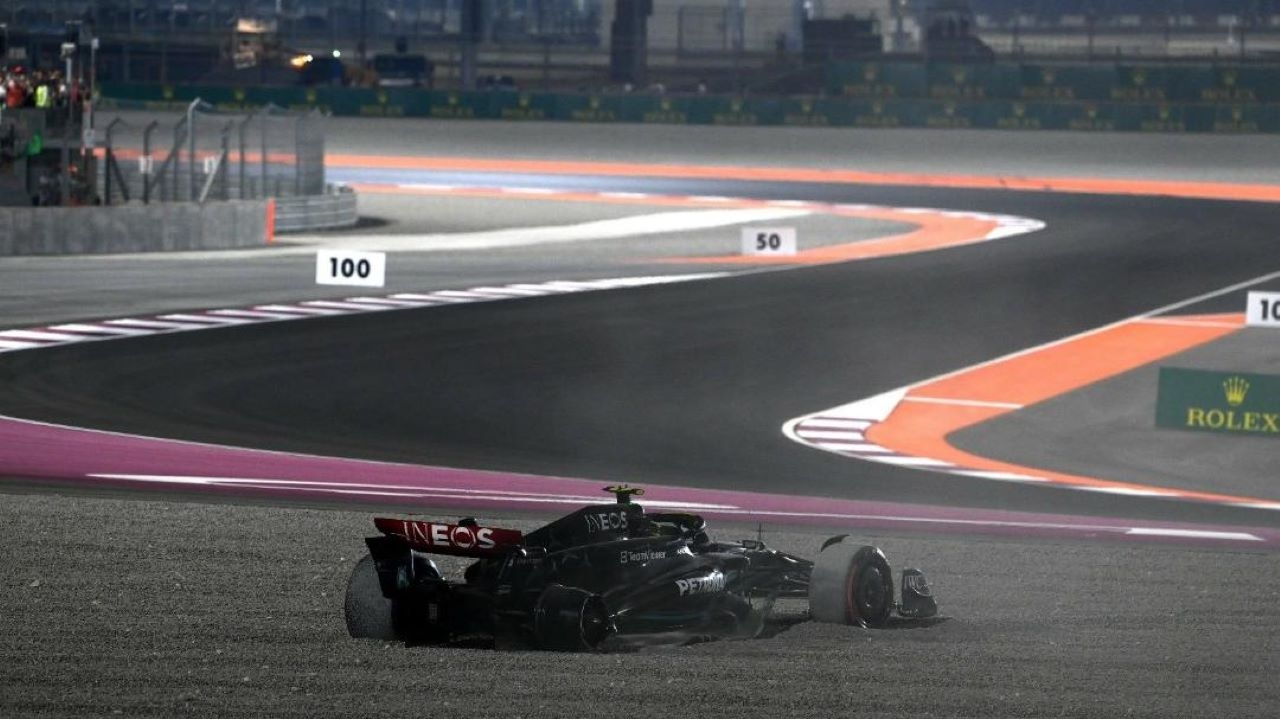 Após batida no GP do Qatar, o piloto Lewis Hamilton assume a responsabilidade Lorena Bueri