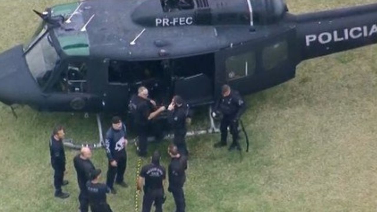 Dois helicópteros da Policia do RJ são atingidos por tiros durante operação Lorena Bueri
