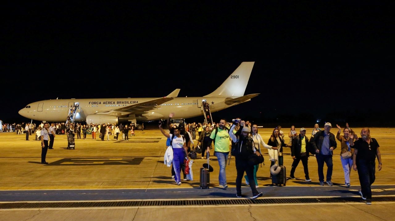 Primeiro avião da FAB com brasileiros regatados de Israel pousa em Brasília Lorena Bueri