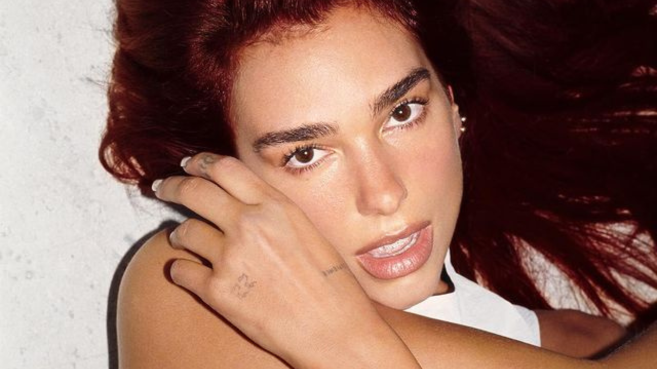 Dua Lipa surge ruiva em sua nova era e alerta para a chegada do seu novo álbum Lorena Bueri