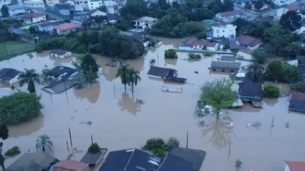 Rio Iguaçu atinge sete metros em Porto Amazonas e prefeitura decreta emergência Lorena Bueri
