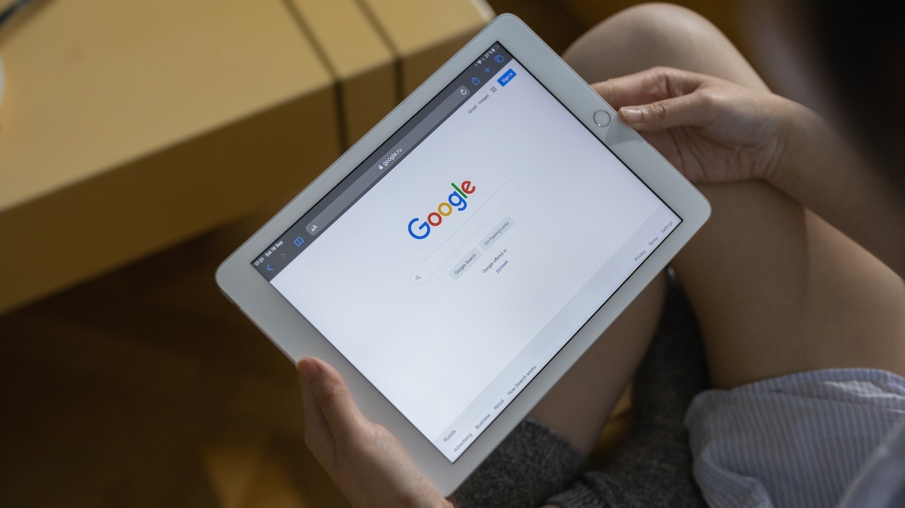 Google cria política para proteger seus usuários que utilizam IA generativa Lorena Bueri