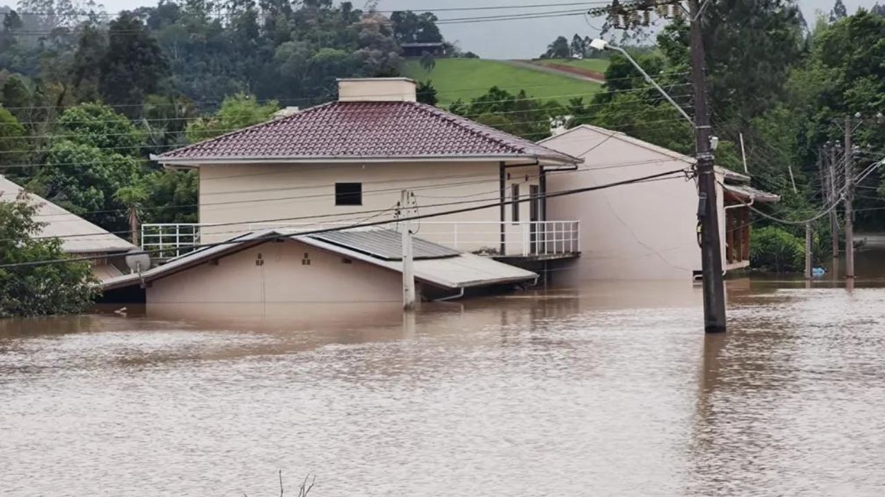 Tempestades em Santa Catarina aliviam, mas casas continuam submersas Lorena Bueri