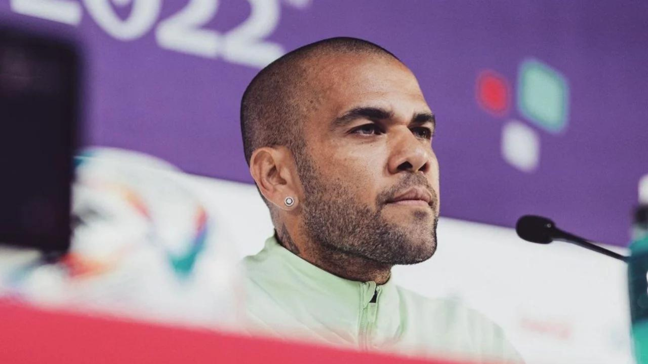 Daniel Alves analisa se declarar culpado para reduzir pena Lorena Bueri