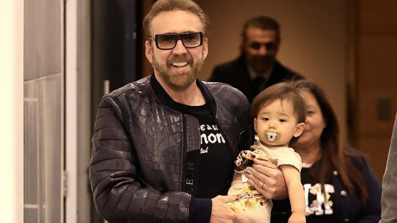 Nicolas Cage desembarca sorridente na Austrália junto de sua família Lorena Bueri