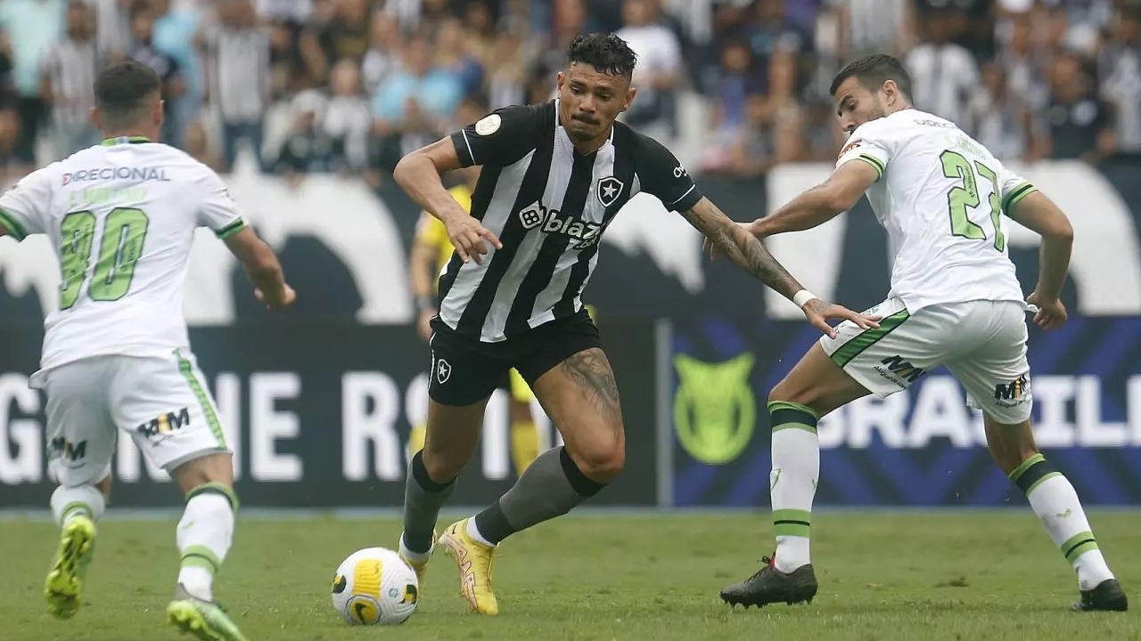 América-MG x Botafogo: líder e lanterna duelam com objetivos opostos Lorena Bueri