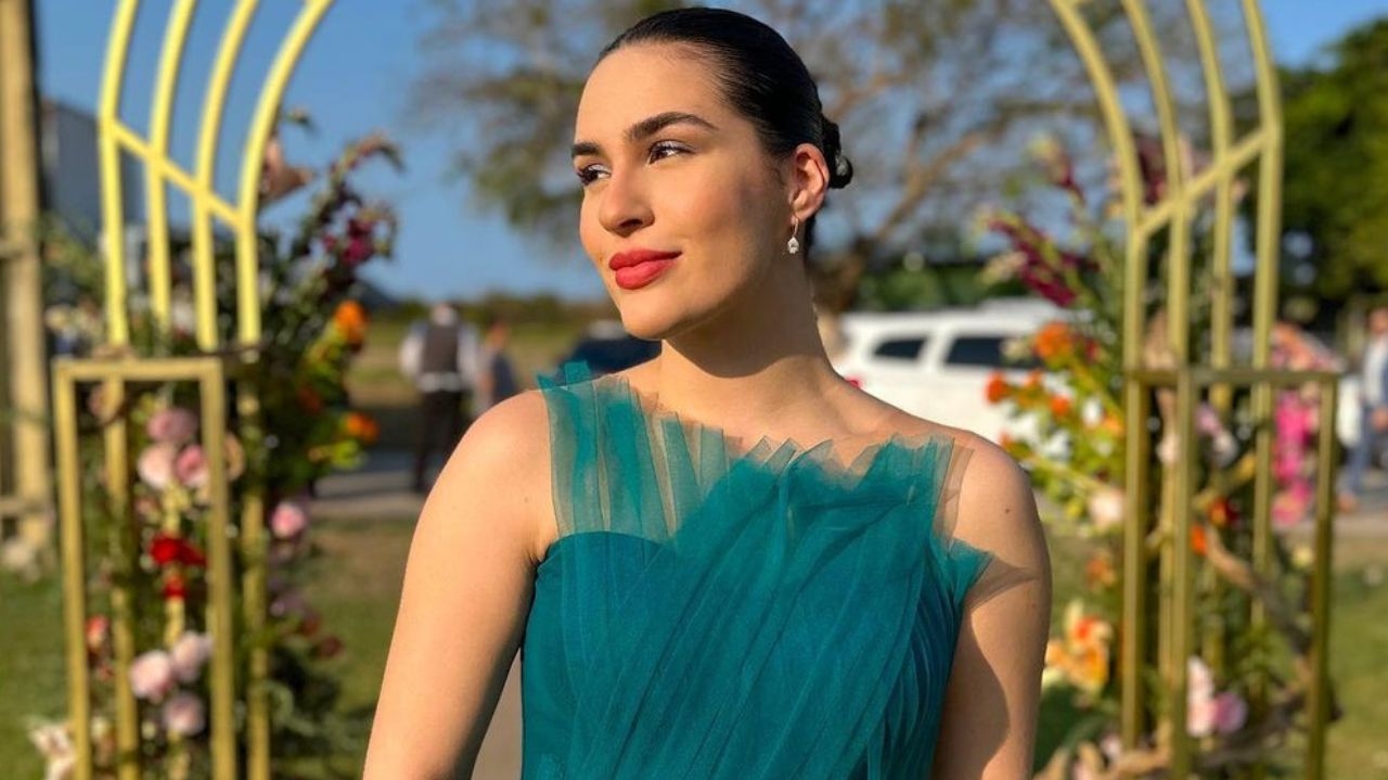 Lívian Aragão revela truques de beleza preferidos em tutorial Lorena Bueri