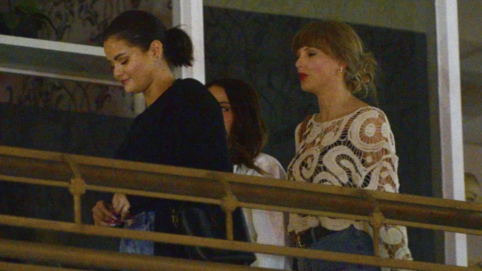 Taylor Swift surge com blusa barata em jantar com Selena Gomez Lorena Bueri