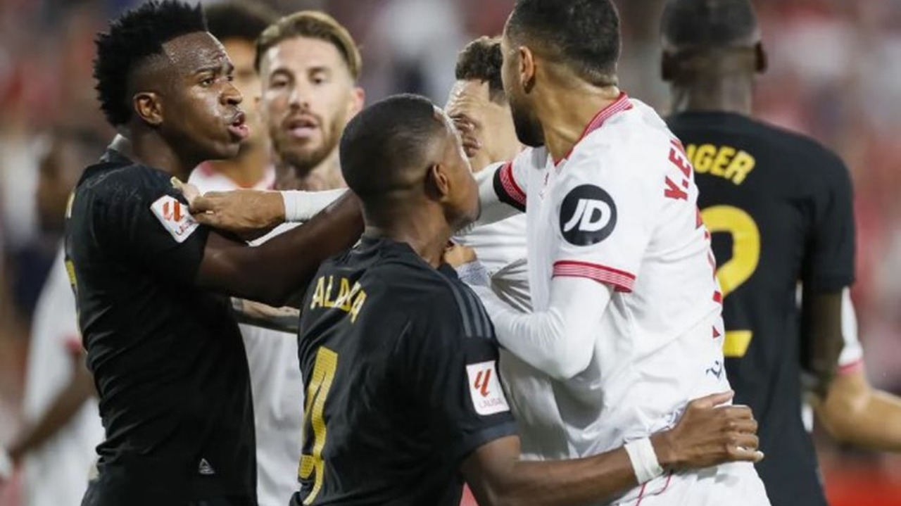 Sevilla identifica torcedor que praticou ato racista e o expulsa do estádio Lorena Bueri