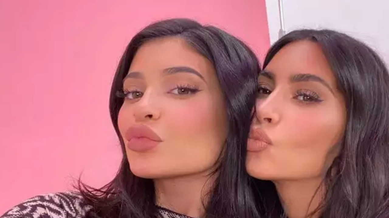 Kylie Jenner homenageia Kim Kardashian com foto antiga Lorena Bueri