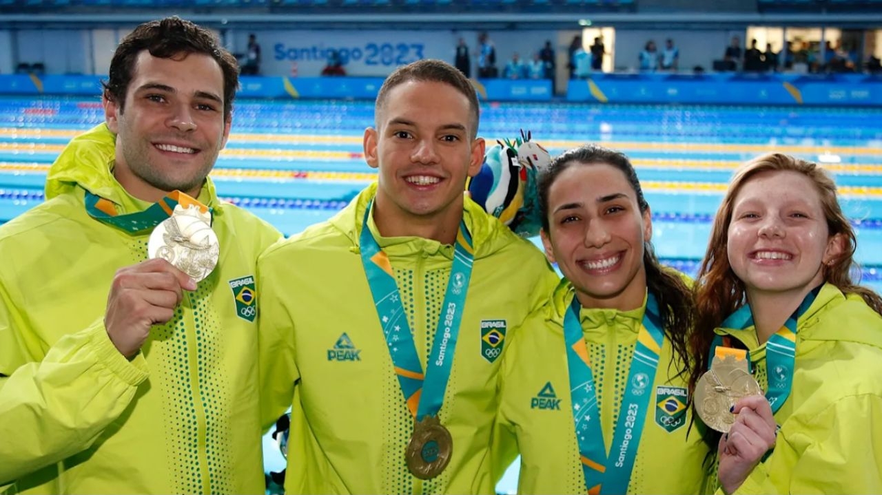 Equipe de natação do Brasil é ouro no revezamento 4x100m livre misto  Lorena Bueri