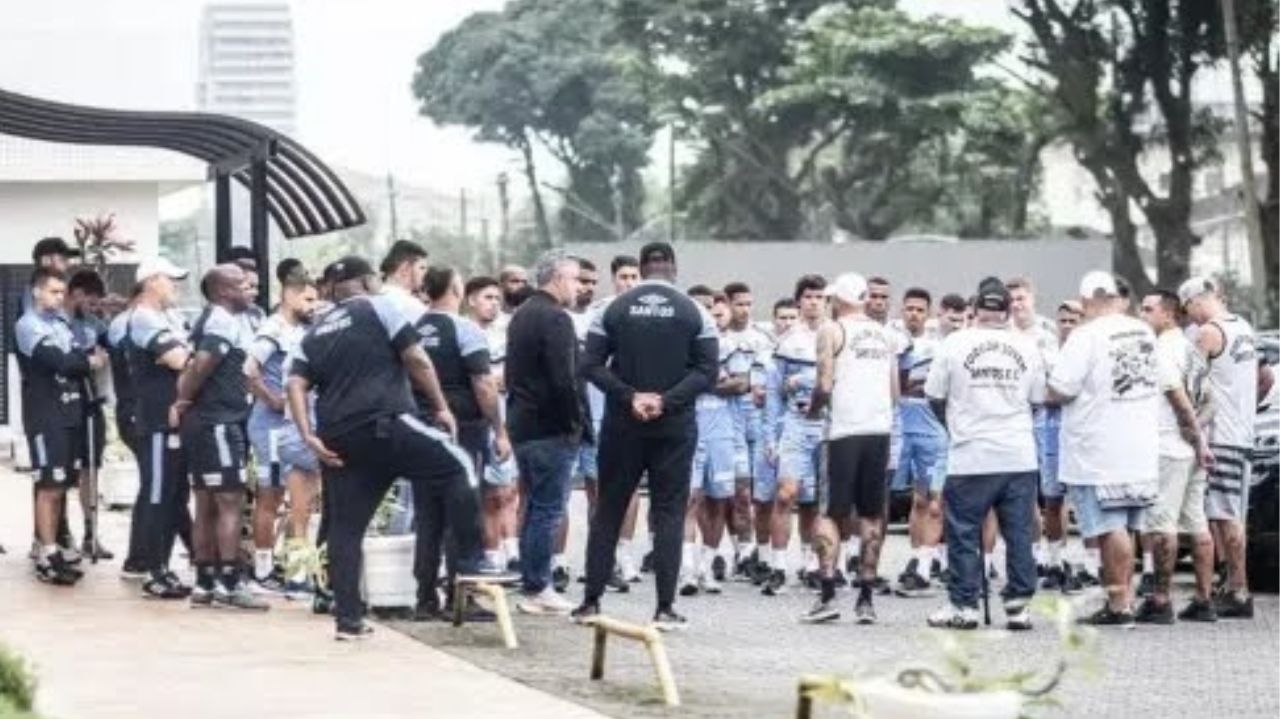 Torcida Jovem do Santos visita CT Rei Pelé para conversa com o elenco após resultado vexatório Lorena Bueri