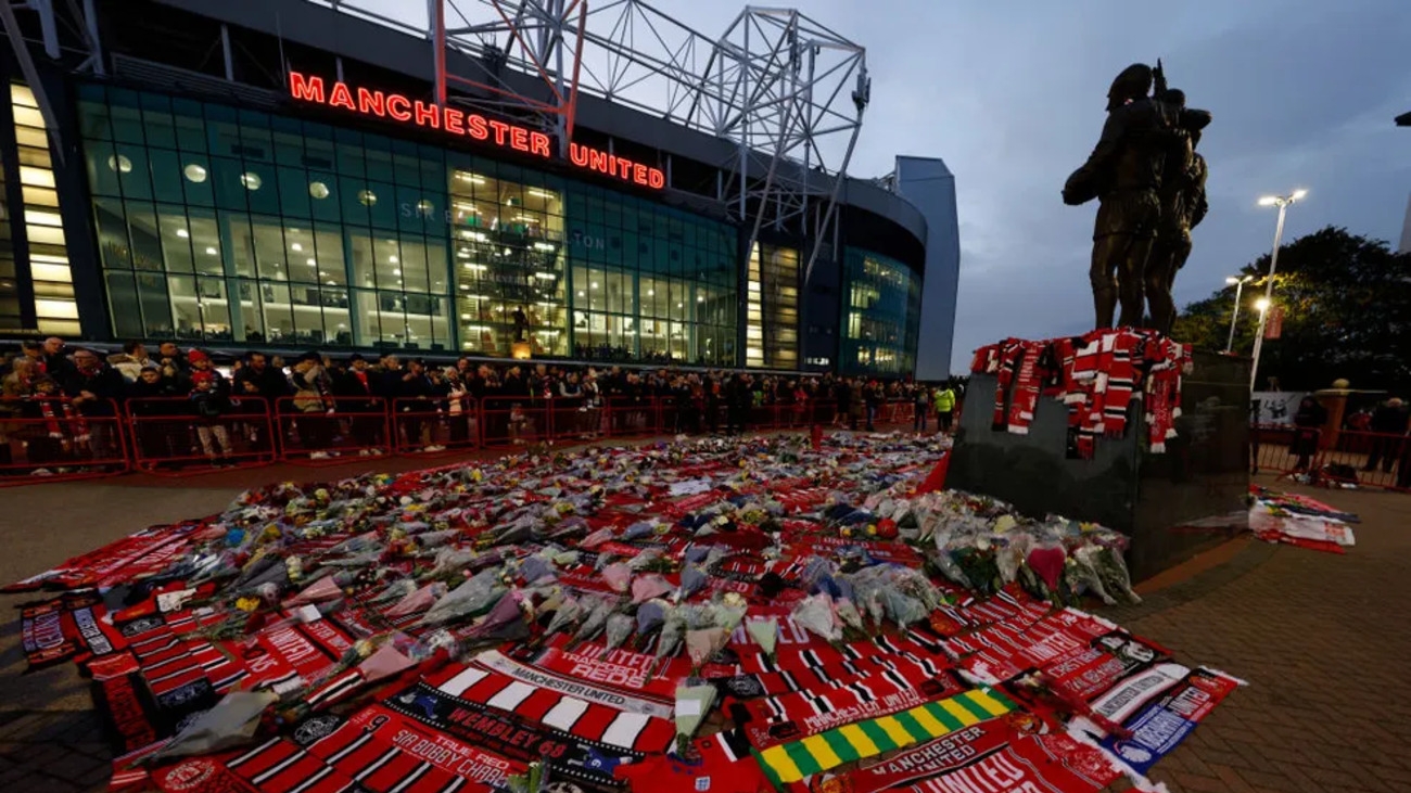 Torcedores do Manchester United prestam homenagem à Bobby Charlton Lorena Bueri