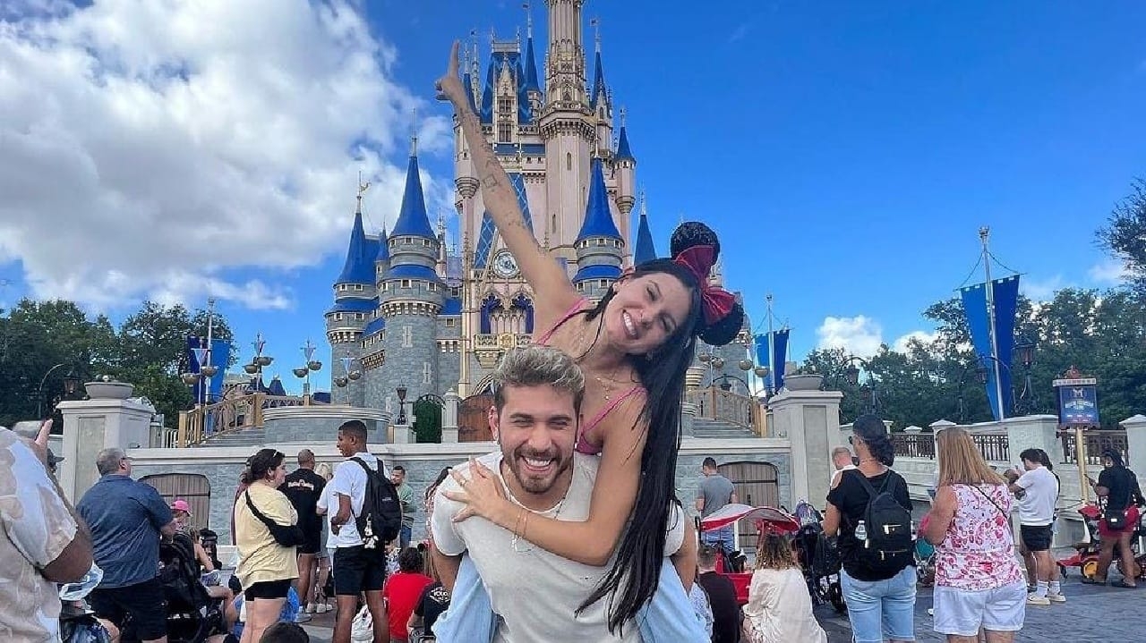 Ana Castela e Gustavo Mioto se divertem na Disney após reatarem romance Lorena Bueri