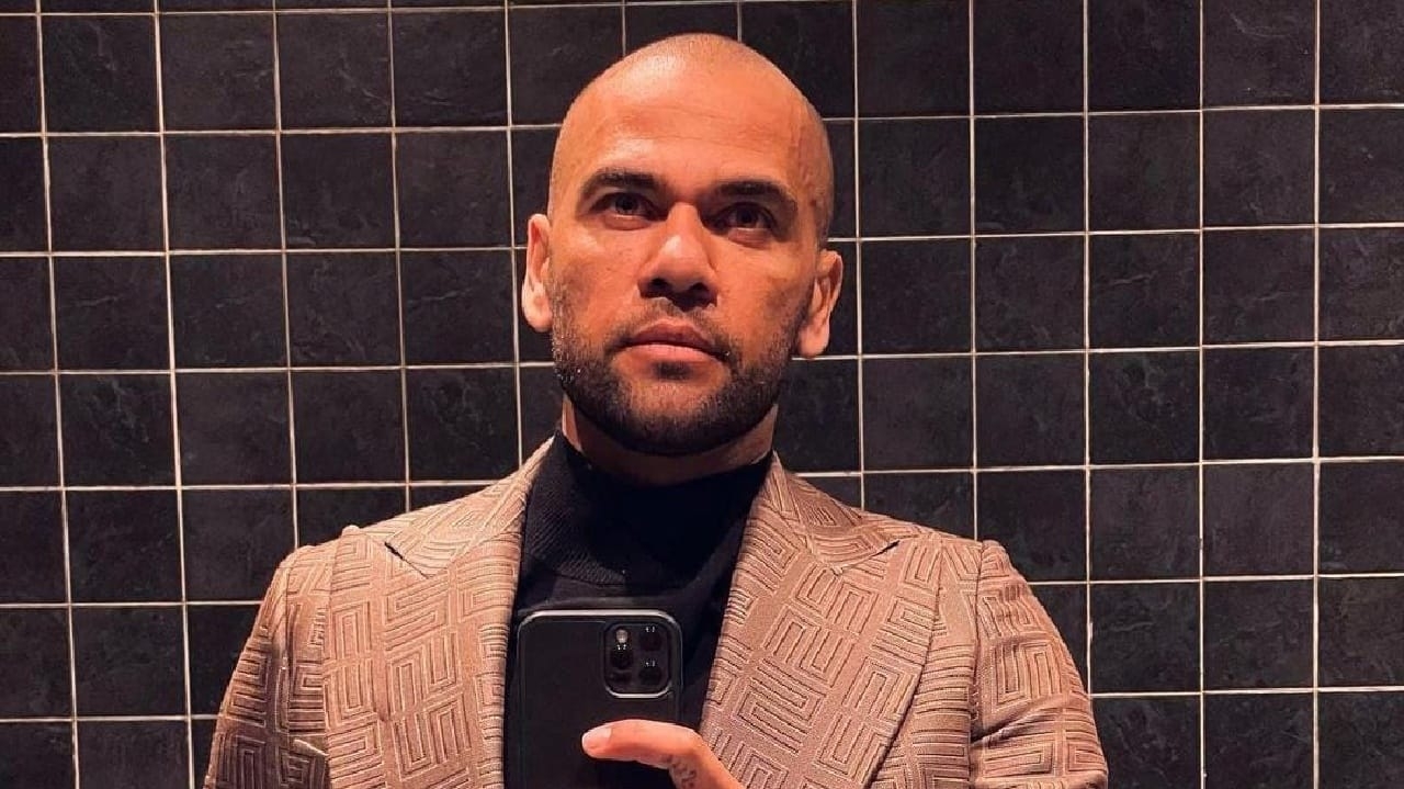 Daniel Alves é criticado por parabenizar a filha nas redes sociais  Lorena Bueri