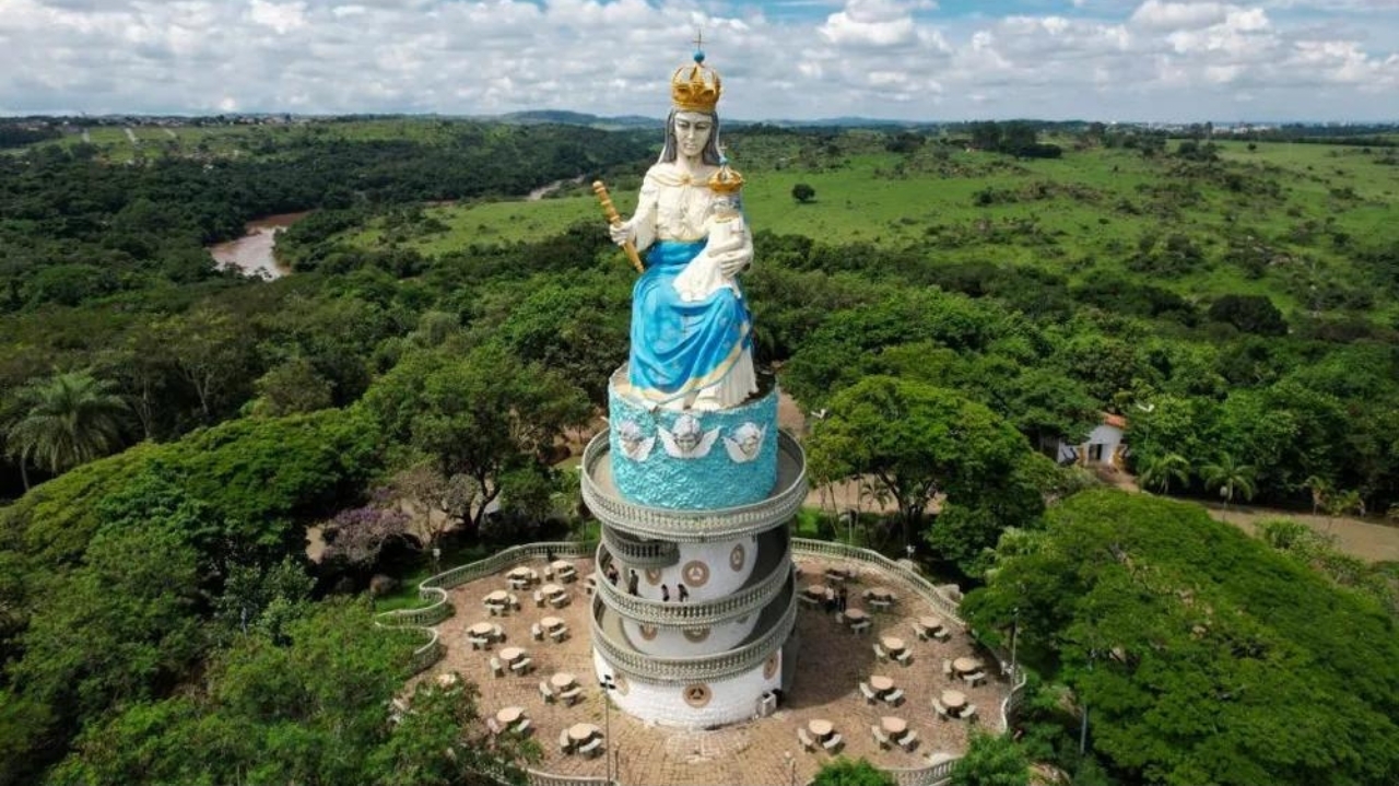 Trabalhador cai de andaime após ser atacado por abelhas em monumento de Salto Lorena Bueri