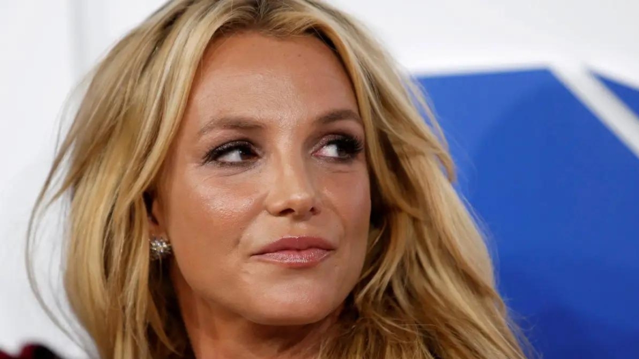 Policiais param Britney Spears por dirigir em alta velocidade Lorena Bueri