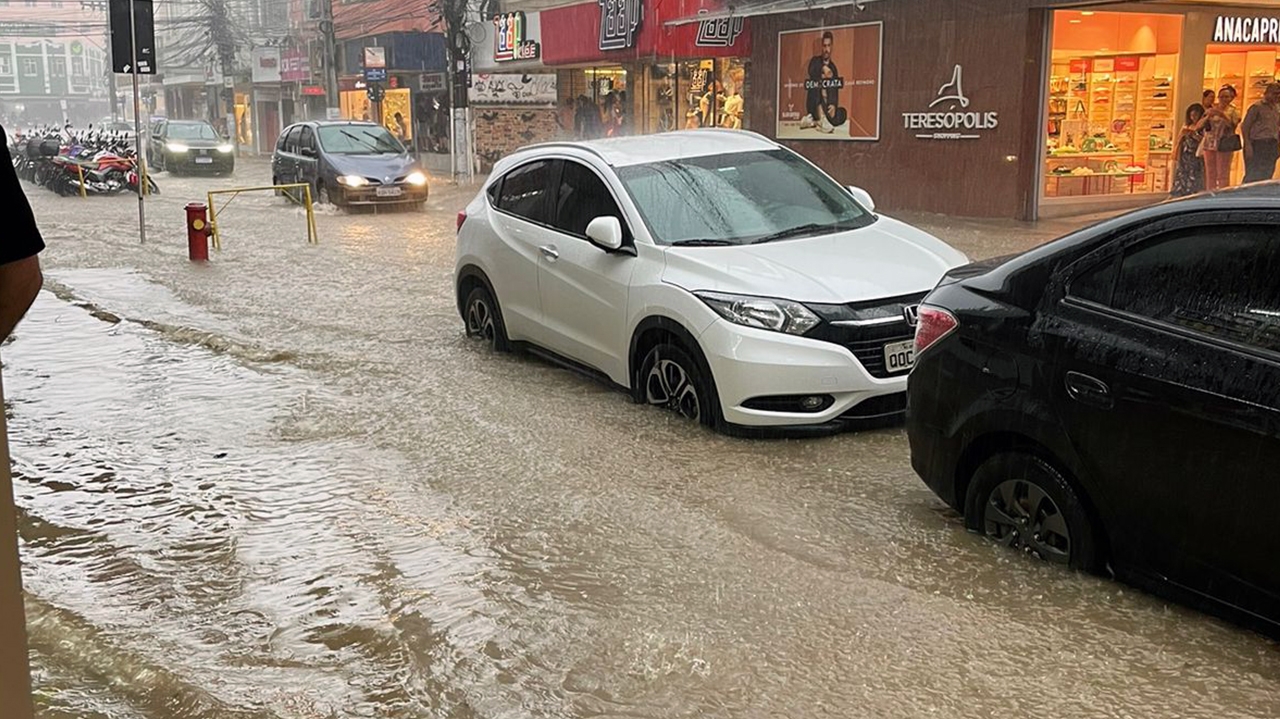 Teresópolis tem 38 desalojados enquanto Petrópolis sofre com deslizamentos devido às chuvas intensas Lorena Bueri