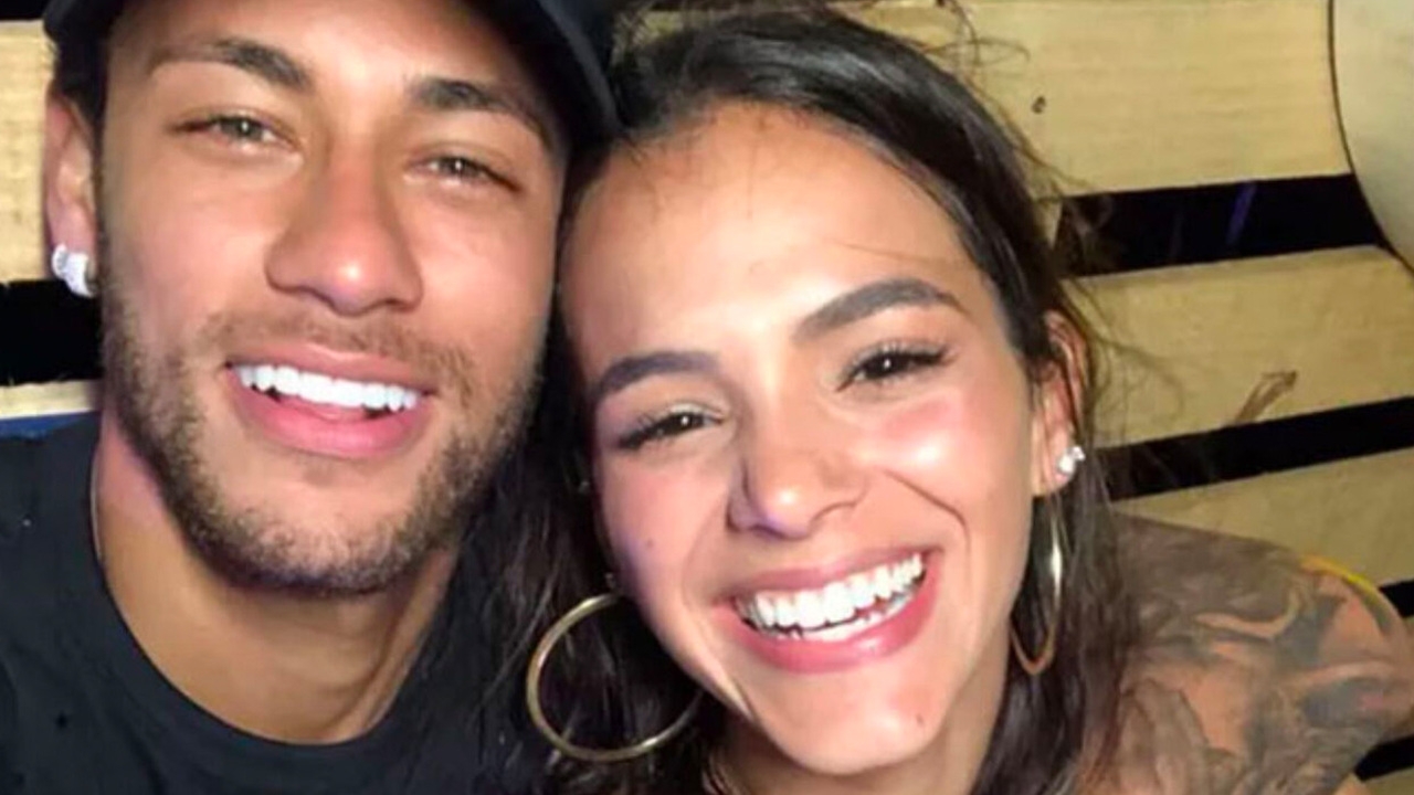 Fãs de Neymar e Bruna Marquezine batem boca na internet  Lorena Bueri
