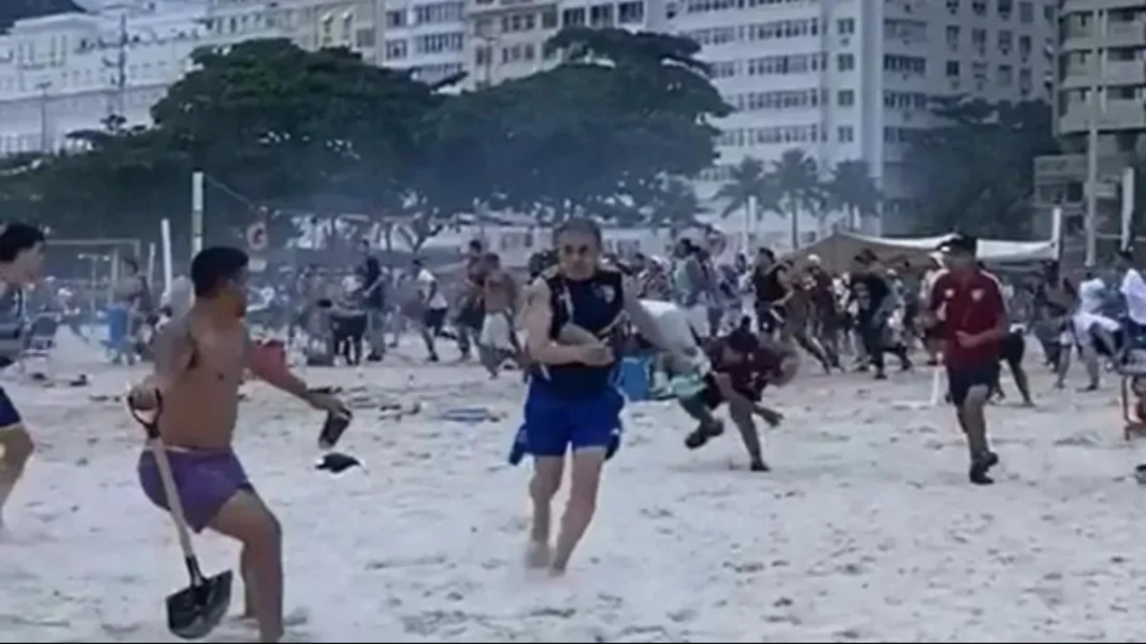 Torcedores dos times Fluminense e Boca Juniors entram em conflito na praia de Copacabana Lorena Bueri