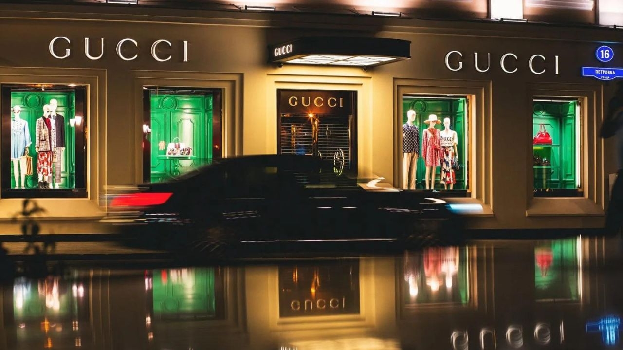 Casa Gucci enfrenta desafios: Kering na luta pela revitalização da marca Lorena Bueri