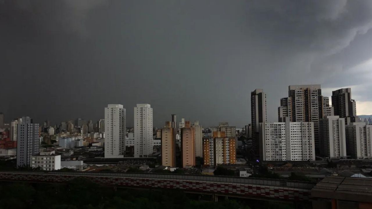 Temporal em São Paulo deixa 6 mortos, provoca alagamentos e até chuva de granizo Lorena Bueri