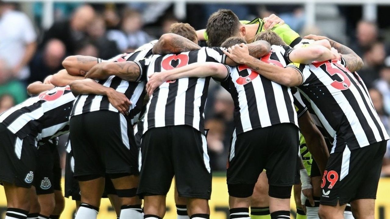 A tabela de classificação da Premier League após as vitórias de Newcastle e  West Ham