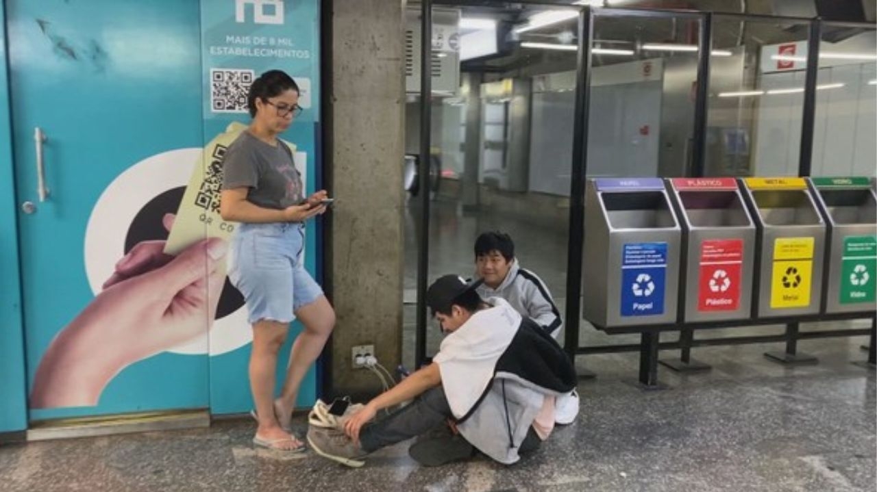 Temporal leva residentes de SP a utilizarem estações de metrô e comércios para recarregarem celulares Lorena Bueri