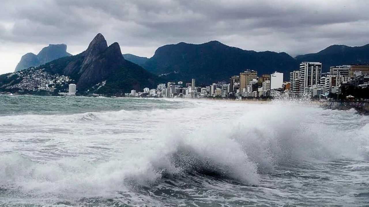 Ciclone marinho gerou ondas que invadiram orla do Rio de Janeiro Lorena Bueri