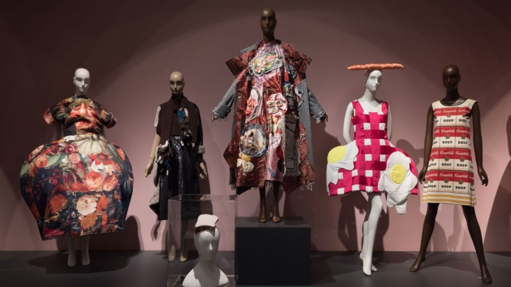 Moda e comida se unem em exposição em Nova York Lorena Bueri