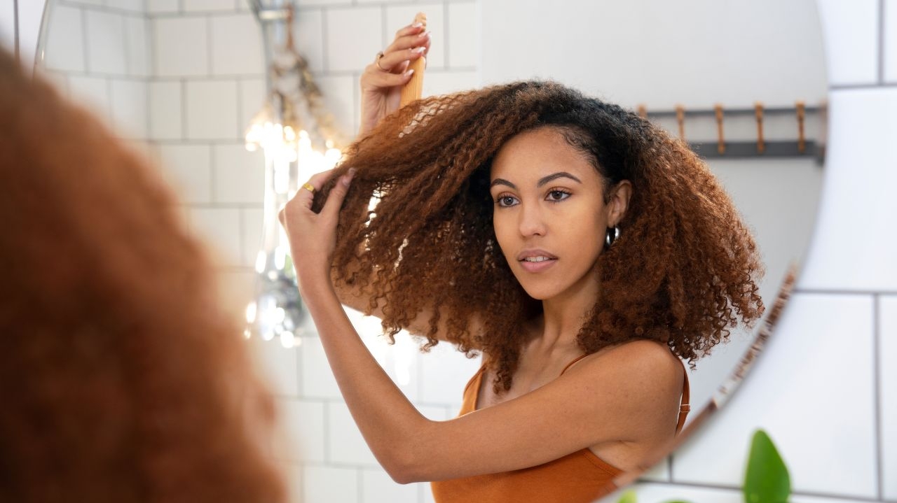 Saiba como usar óleos essenciais nos cuidados para os cabelos  Lorena Bueri