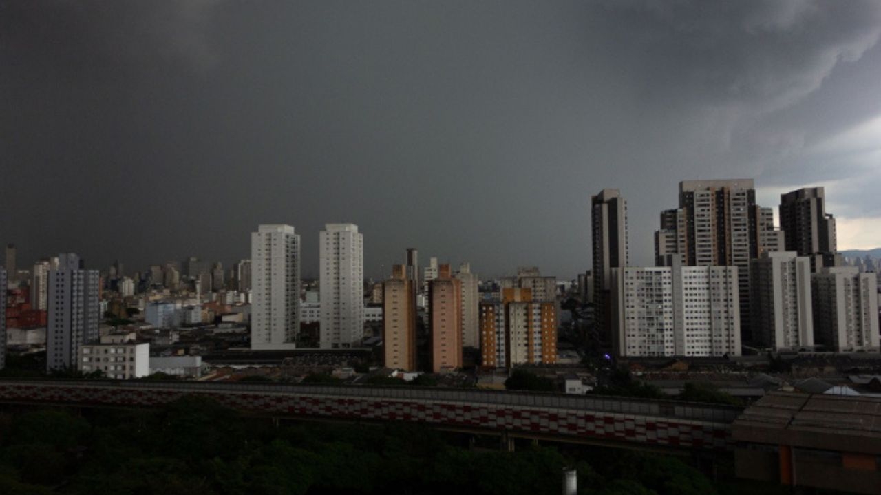 Moradores da Zona Sul de São Paulo interditam vias após 4 dias sem energia Lorena Bueri
