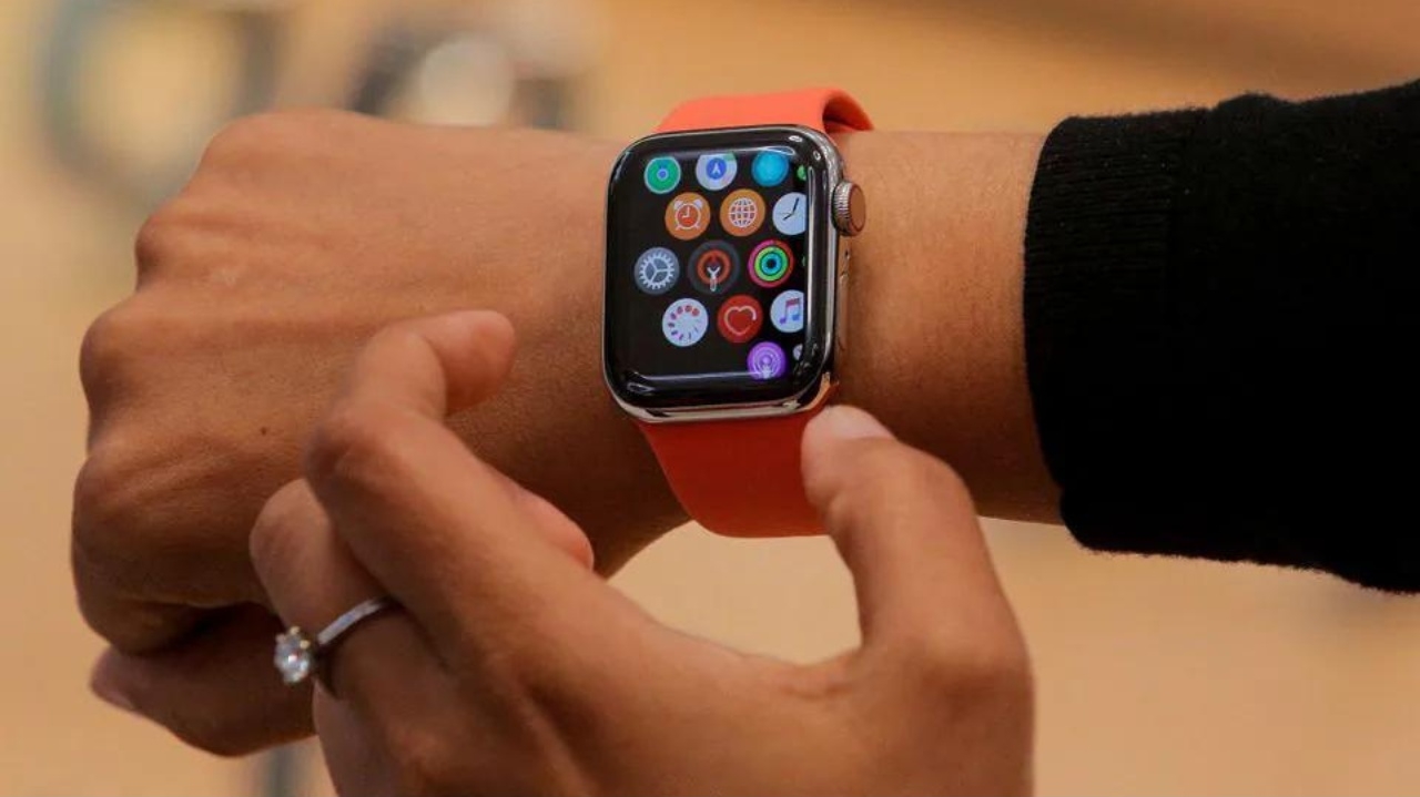 Apple Watch enfrenta proibição de importação nos EUA devido à disputa de patentes Lorena Bueri