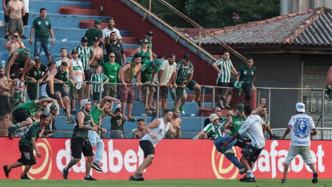 Súmula do jogo entre Coritiba e Cruzeiro detalha a briga entre as torcidas dentro do campo Lorena Bueri