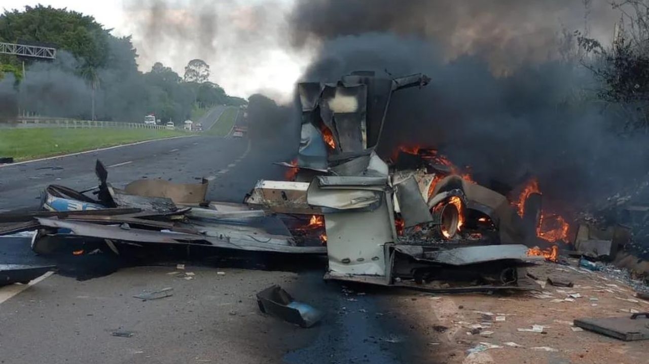Assaltantes explodem carro-forte em Cosmópolis (SP) Lorena Bueri