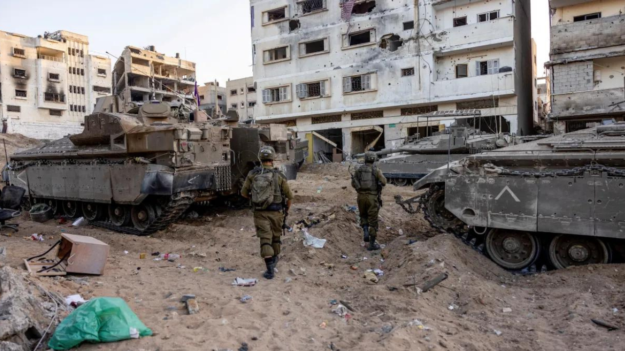 Tanques israelenses invadem complexo hospitalar em Gaza Lorena Bueri