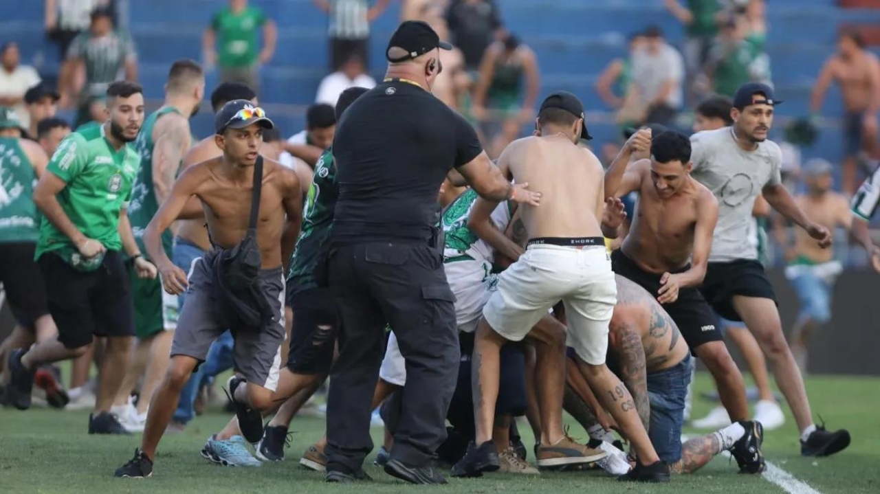 Procuradoria do STJD denuncia Coritiba e Cruzeiro após invasão de torcidas durante jogo Lorena Bueri