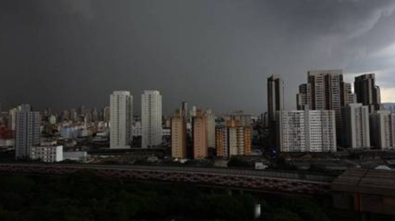 Após temporal, moradores de São Paulo passam noite do feriado sem energia Lorena Bueri