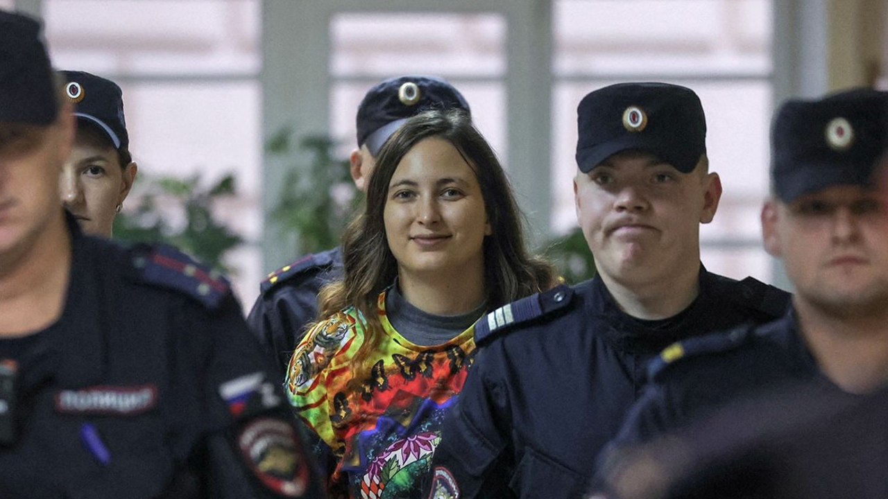 Tribunal russo condena artista a sete anos de prisão por protesto contra a invasão à Ucrânia Lorena Bueri